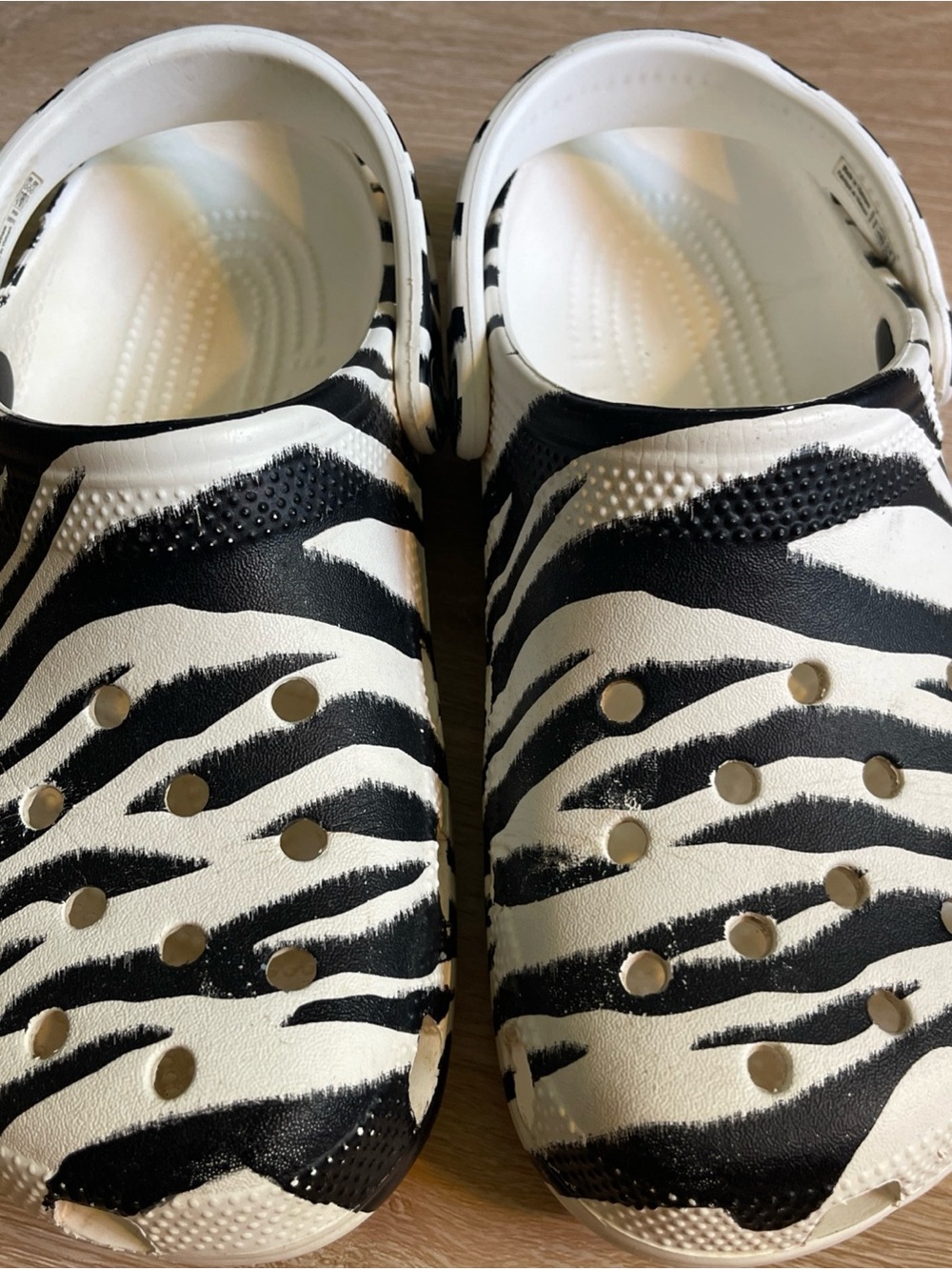 CROCS Black and White Zebra Stripe Animal Print Slip on Clogs Women’s 8 Men’s 6 - Picture 2 of 8